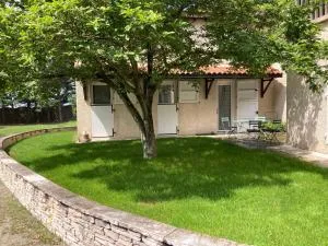 Logement type 2 dans un parc verdoyant - Chazelles-sur-Lyon