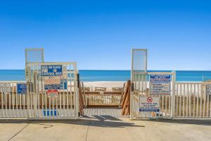 4 Loungers 2 Umbrellas Inlc Peak Season Beachfront