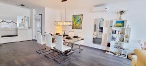 Luxury Beach Apartment Adria with Private Pool and Sea View 