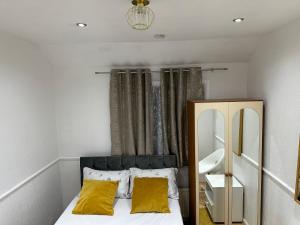 Double Room With Free WiFi Keedonwood Road