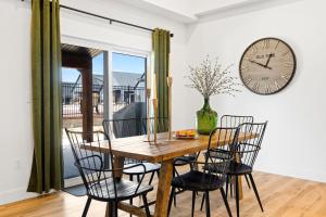 Cozy 2 Br Chalet at Rocky Shores- Private Hot Tub!