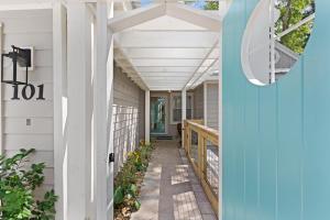 Patsys Patios By The Sea - 101 Demere Oaks Circle