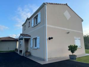 Villas Maison jardin proche lac & Autoroute : photos des chambres