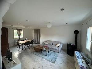 Villas Maison jardin proche lac & Autoroute : photos des chambres