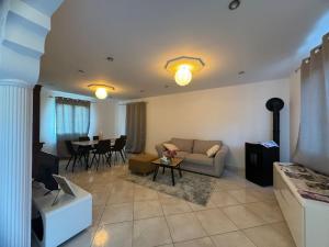 Villas Maison jardin proche lac & Autoroute : photos des chambres