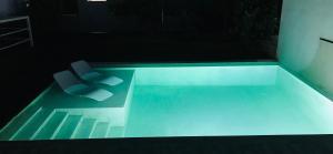 Chalet blanco con piscina privada