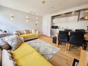 Victorian modern two bedrooms flat in West Kensington with London skyline view
