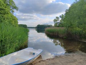 Domki Ostoja I nad Jeziorem z Kominkiem i Łódką