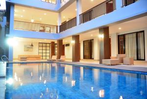Atsuka Hill View Villa 8 bedrooms with a private heated swimming pool