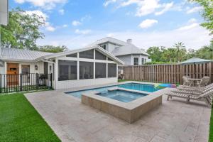 The Blue Door Cottage - 4310 Fourth Street