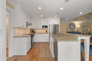 The Blue Door Cottage - 4310 Fourth Street