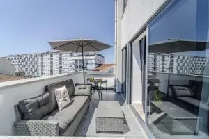 The Locomotive Flat by House and People - Andrias