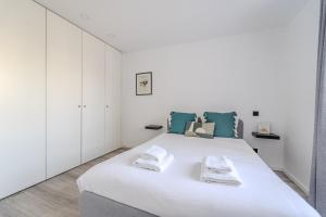 The Locomotive Flat by House and People