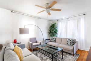 The B&W Haven 5BR Home with yard theater - Ubytování bez kategorie ve městě Bridgeport