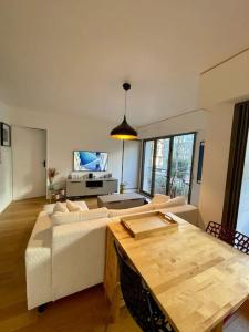 Modern Bright Lovely Apartment