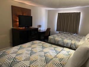 Queen Room with Two Queen Beds - Non-Smoking room in Hometown Inn Airport