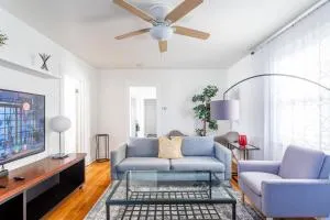 The B&W Haven 3BR private office by LI Ferry - فيرفيلد