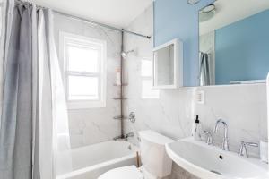 The B&W Haven 3BR private office by LI Ferry