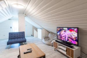 The B&W Haven 3BR private office by LI Ferry