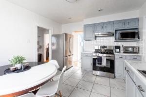 The B&W Haven 3BR private office by LI Ferry