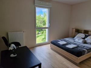 Appartement à Floirac avec 2 chambres, un parking privé, une terrasse, à 5 minutes en voiture de lArkéa Arena de Bordeaux