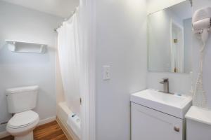 Deluxe Room with Two Double Beds room in Marguerite Motel