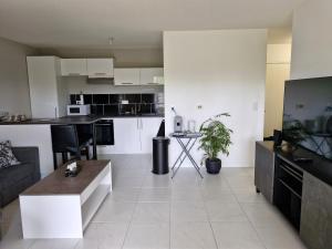 Appartement à Floirac avec 2 chambres, un parking privé, une terrasse, à 5 minutes en voiture de lArkéa Arena de Bordeaux