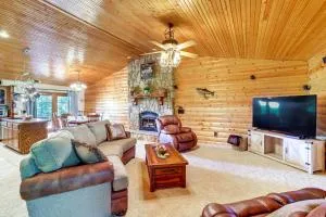 Just a Cast Away Cassville Cabin with Covered Deck - Monett