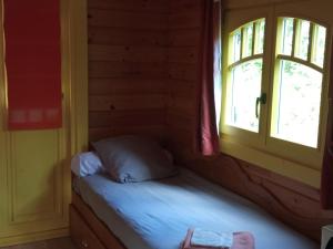 Roulotte bucolique en bois avec terrasse, Vallée de la Sarthe - FR-1-410-188