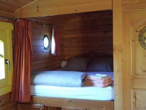 Roulotte bucolique en bois avec terrasse, Vallée de la Sarthe - FR-1-410-188