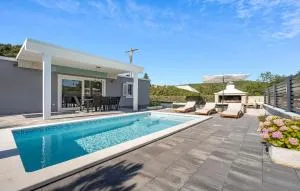 Nice Home In Krusevo With Jacuzzi - Kruševo