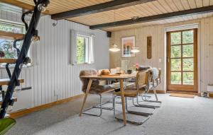 2 Bedroom Pet Friendly Home In Glesborg