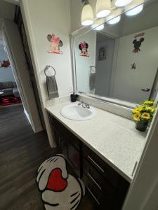 Mario, Disney & not themed Loft Universal Studios 10min loft apartment