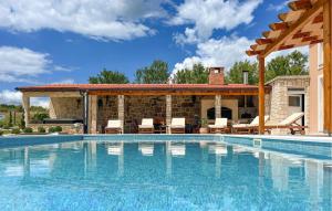 Awesome Home In Ruzic With Jacuzzi