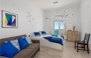 Stunning Apartment In Stinica With Wifi 