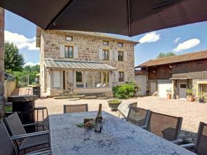 Maisons de vacances Gite avec piscine, cheminee, jardin, et animaux acceptes - FR-1-496-32 : photos des chambres