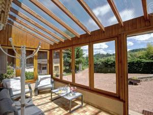 Maisons de vacances Gite avec piscine, cheminee, jardin, et animaux acceptes - FR-1-496-32 : photos des chambres
