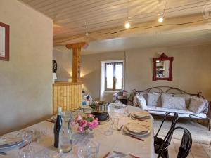 Maisons de vacances Gite avec piscine, cheminee, jardin, et animaux acceptes - FR-1-496-32 : photos des chambres