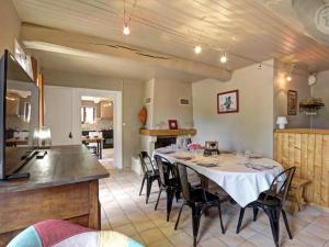 Maisons de vacances Gite avec piscine, cheminee, jardin, et animaux acceptes - FR-1-496-32 : photos des chambres