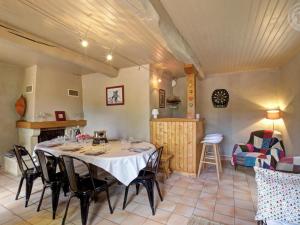 Maisons de vacances Gite avec piscine, cheminee, jardin, et animaux acceptes - FR-1-496-32 : photos des chambres