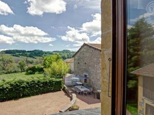 Maisons de vacances Gite avec piscine, cheminee, jardin, et animaux acceptes - FR-1-496-32 : photos des chambres
