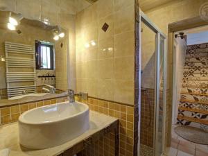 Maisons de vacances Gite avec piscine, cheminee, jardin, et animaux acceptes - FR-1-496-32 : photos des chambres
