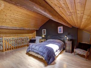 Maisons de vacances Gite avec piscine, cheminee, jardin, et animaux acceptes - FR-1-496-32 : photos des chambres