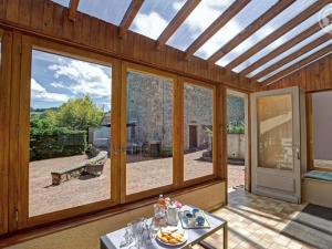 Maisons de vacances Gite avec piscine, cheminee, jardin, et animaux acceptes - FR-1-496-32 : photos des chambres