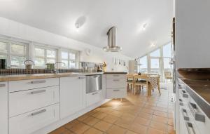 Stunning Home In Allingåbro With Wifi