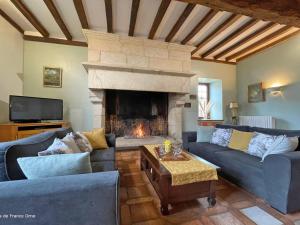 Manoir du XVème siècle : charme, piscine, cheminée, jeux, proche forêt, idéal famille. - FR-1-497-204