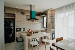 Radiance Hill View Villa 10 bedrooms with a private heated pool and billard