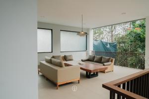 Radiance Hill View Villa 10 bedrooms with a private heated pool and billard