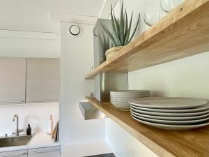 Tyylikäs kolmio puiston laidalla