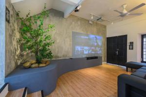 35 Cozy Homestay with projector Pool evcharger